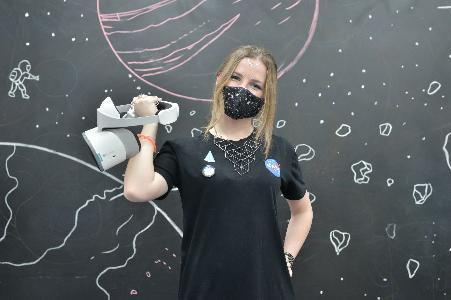 Сотрудница РГБМ Анна Войнич во время акции «Библионочь» помогала посетителям отправиться во внеземное путешествие. С помощью очков виртуальной реальности они могли посмотреть на нашу планету из иллюминатора космического корабля или увидеть разные города с большой высоты