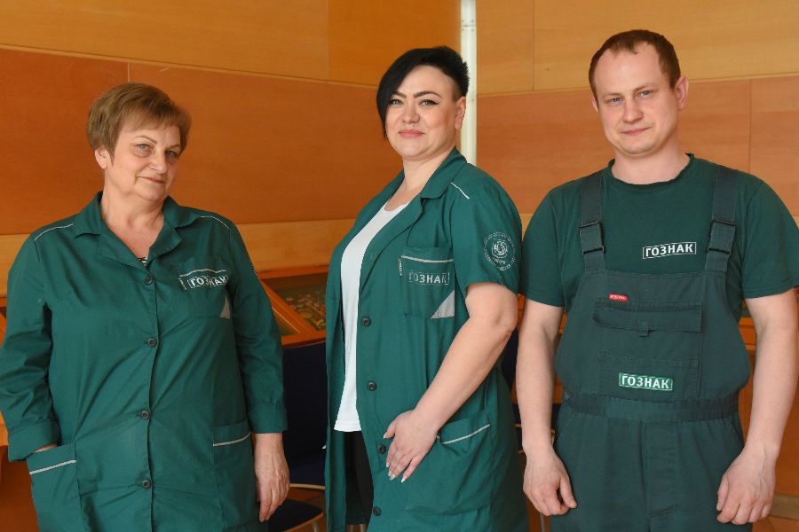 Александра, Анастасия и Алексей Копейкины (слева направо) в общей сложности работают на Московском монетном дворе уже 30 лет 