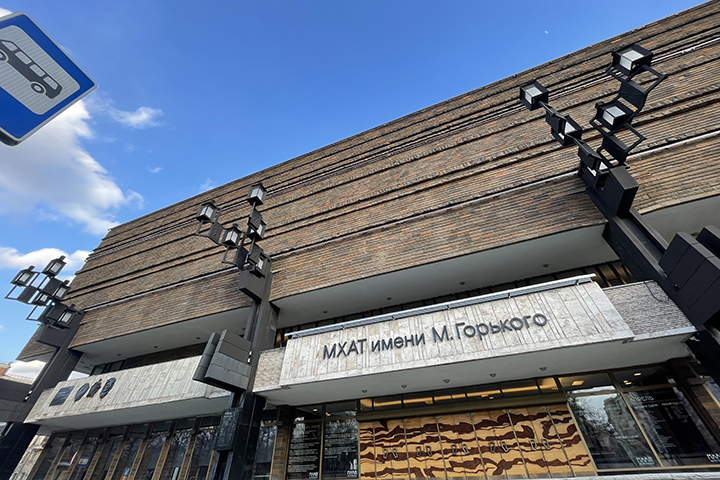 «МХАТ не должен ни копейки»: Кехман высказался о конфликте с Бузовой