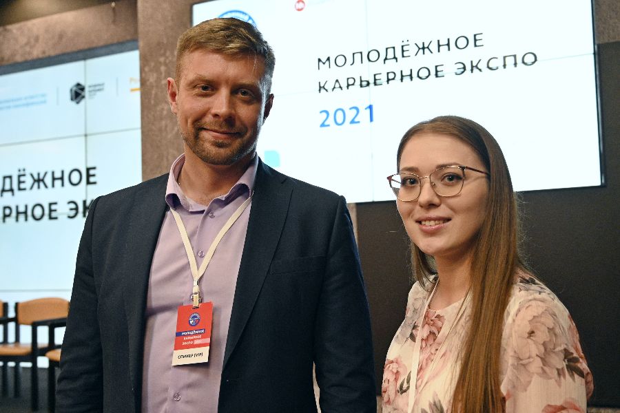 Заместитель руководителя Аналитического центра при правительстве России Сергей Наквасин посмотрел резюме студентки Высшей школы экономики Екатерины Самаркиной, посоветовал, что там исправить, и рассказал, как устроиться на работу в организацию