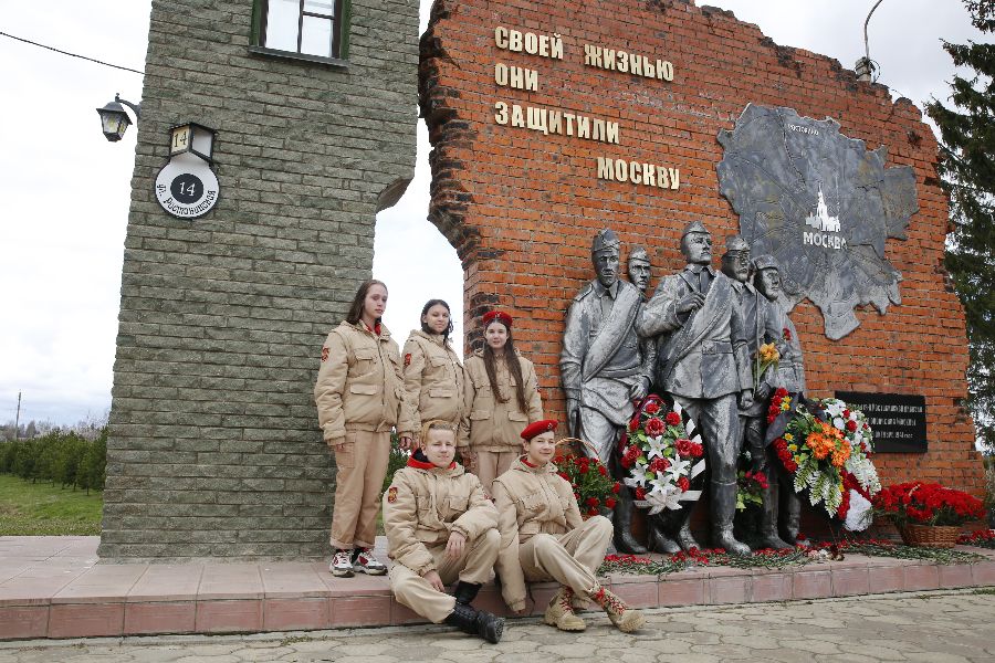 Юнармейцы из столичной школы № 1539 Настя Кривошеева, Соня Степанова, Соня Беспалова (в верхнем ряду слева направо), Семен Бац, Валера Гудков (в нижнем ряду слева направо) поучаствовали в памятном митинге в честь бойцов 13-й Ростокинской дивизии народного ополчения