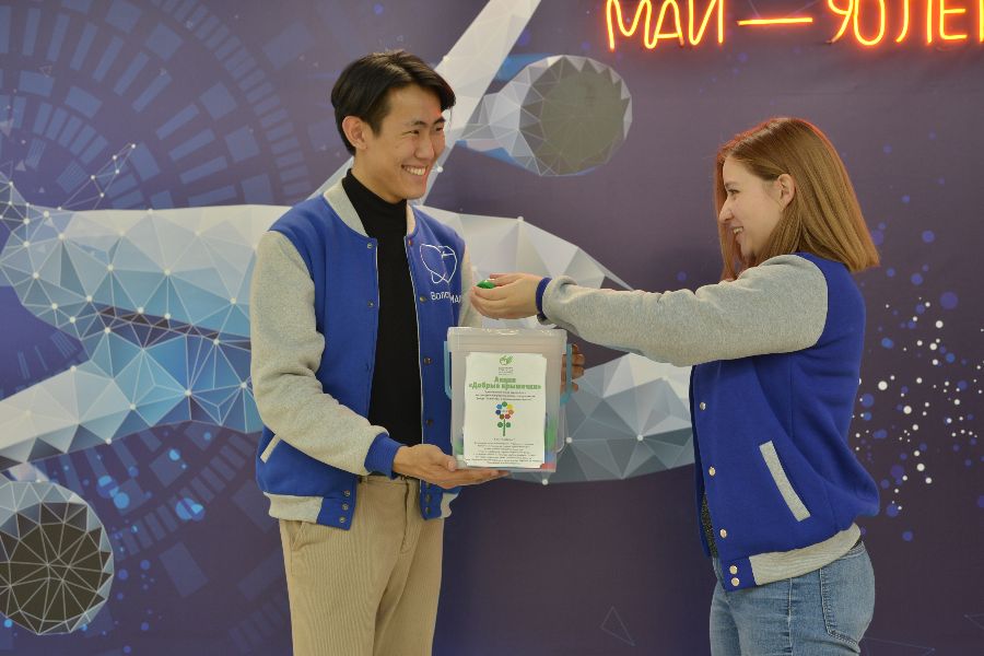 Добровольцы волонтерского корпуса МАИ Василий Петров и Валерия Азова организовали акцию по сбору пластиковых крышек. Они отправят отходы на переработку