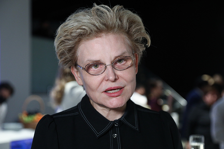 Здорово жить в Америке!: Малышеву засняли за регистрацией на самолет в Нью-Йорк