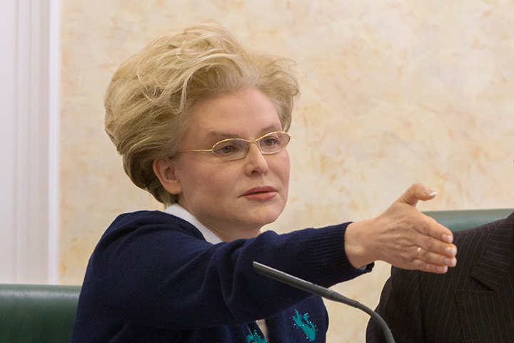 Малышева рассказала, как определить заболевание по рукам