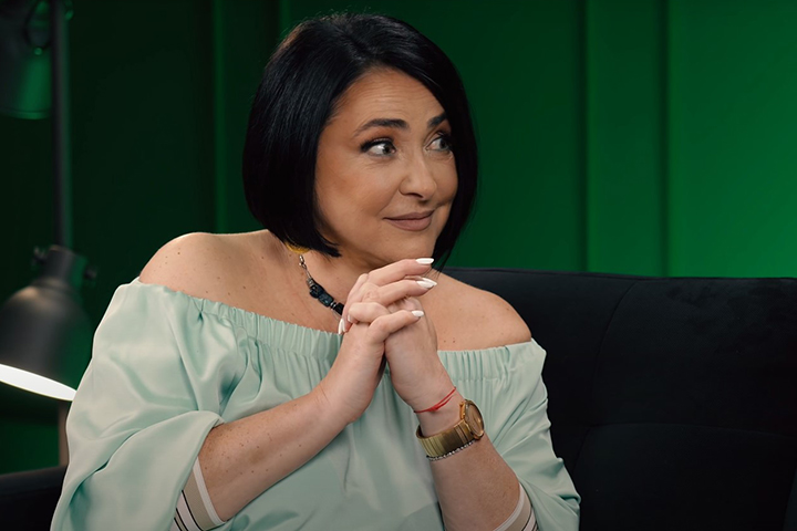 «Как же хороша!»: Лолита в полупрозрачном капроновом боди блеснула на сцене