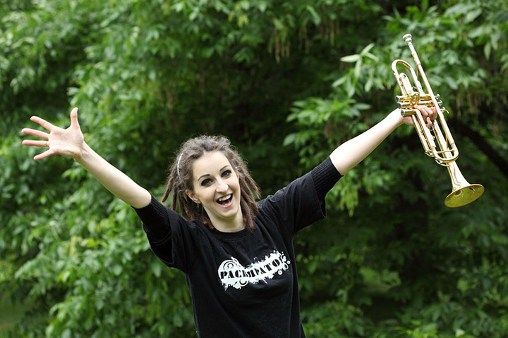 Пирсер, брейдер, каскадер: кем работают московские многодетные мамы