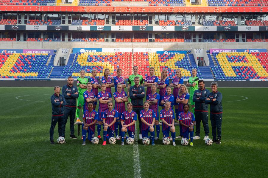 Чемпионский состав женского футбольного клуба сезона