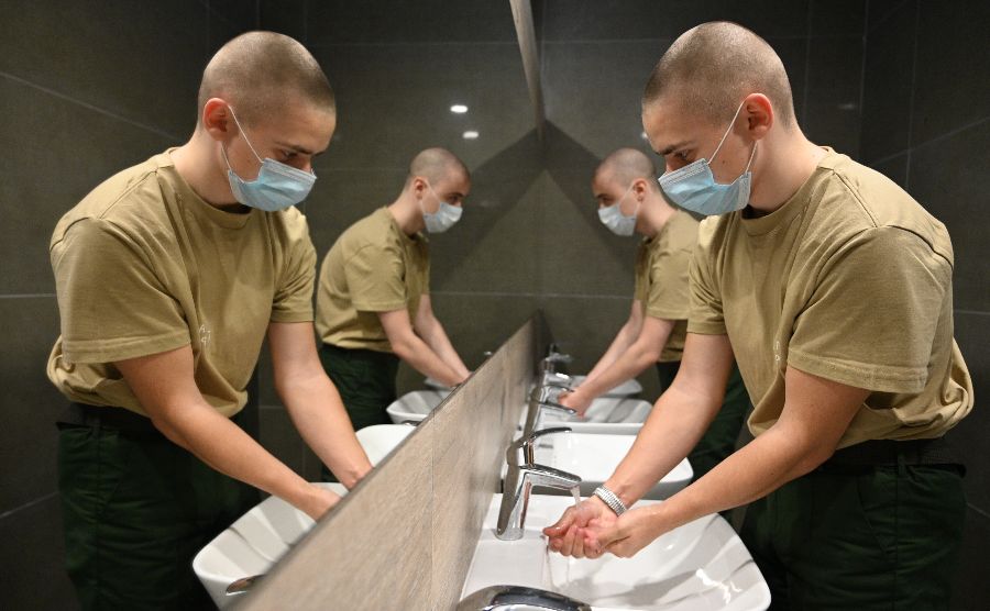 Дмитрий Боловенков (на переднем плане) и Вадим Устинов моют руки перед обедом. Для новобранцев в обновленном сборном пункте оборудовали современные ванные комнаты, где можно принять душ и привести себя в порядок