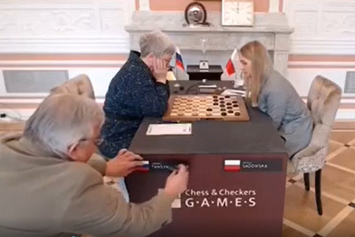 Российский флаг убрали со стола во время женского ЧМ по шашкам