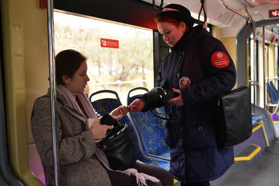 Контролер Ольга Насибуллина (справа) проверяет билет у студентки Марии Журавлевой