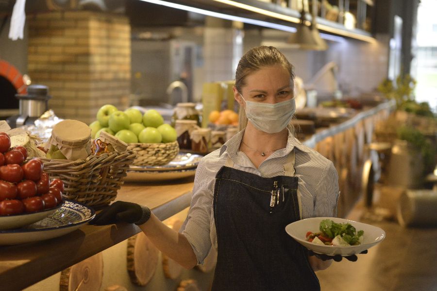 Официантка Инна Ракина работает в одном из ресторанов большого фудмолла, где расположены более полусотни самых разнообразных точек общепита