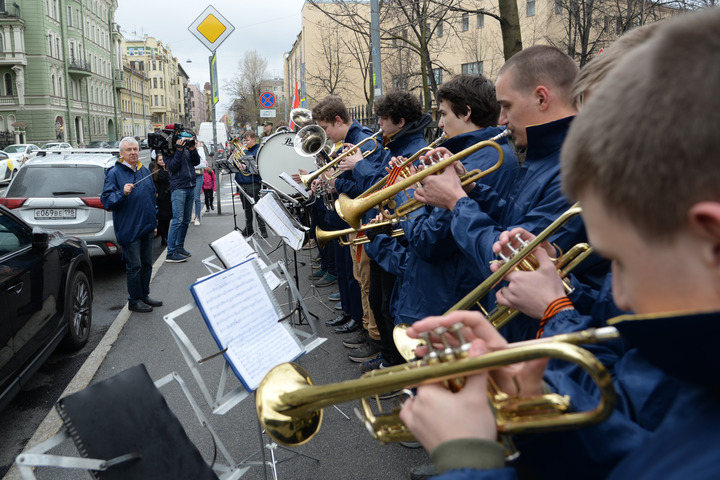 Школьники поздравили 95-летнего ветерана с наступающим 9 Мая концертом под окнами