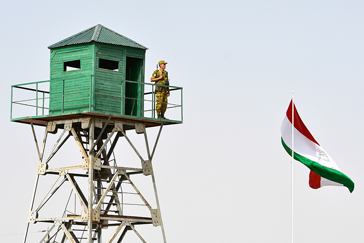 Войска Киргизии и Таджикистана начали перестрелку на границе 