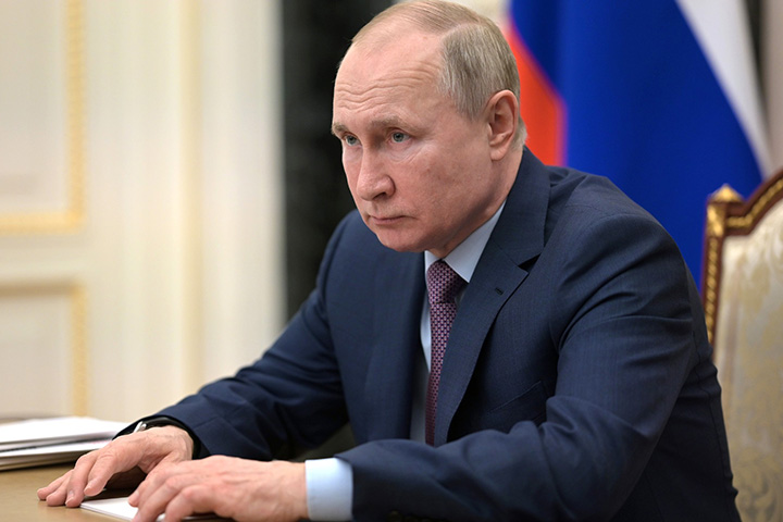 Путин поручил оказать помощь пострадавшим при стрельбе в казанской школе