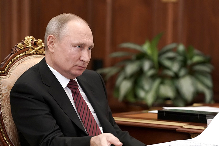 Путин запретил списывать пенсии детей-инвалидов при взыскании долгов с родителей