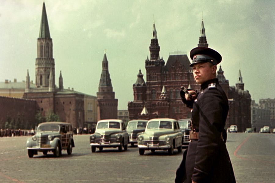 1954–1956 годы. Регулировщик управляет движением автомобилей в районе Красной площади