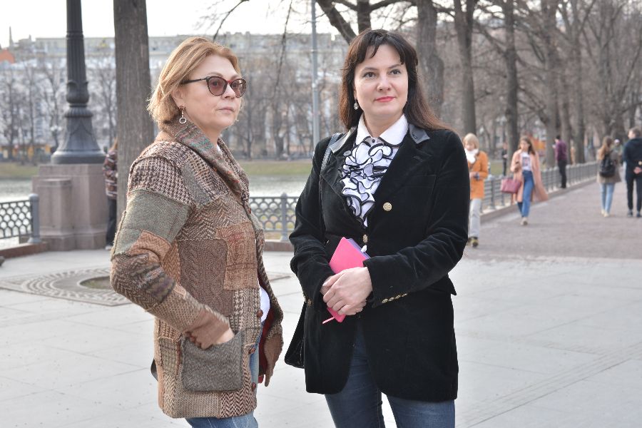 Патриаршие пруды. Жительница района Галина Мельникова (слева) и общественный советник Пресненского района Наталья Склярова обсуждают насущные проблемы парка и готовятся к наступлению заката — очередному раунду борьбы за спокойствие