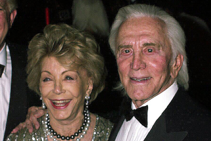 Вдова актера Кирка Дугласа скончалась в возрасте 102 лет