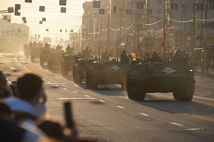 Почти три тысячи столичных коммунальщиков участвуют в подготовке к параду Победы