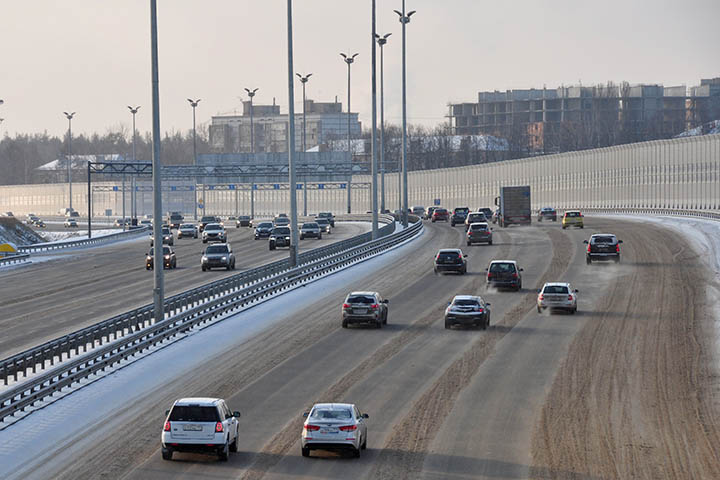 Россиянам напомнили о штрафах за езду на летней резине зимой