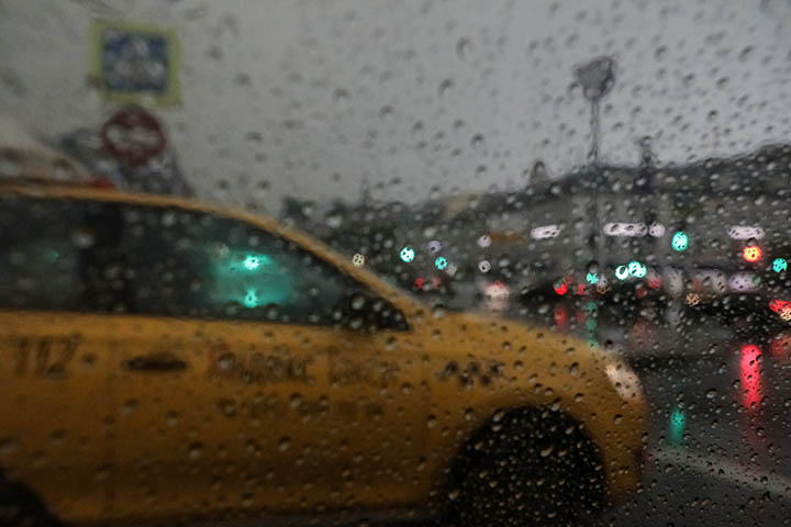 Московских автомобилистов призвали быть внимательнее на дорогах из-за грозы