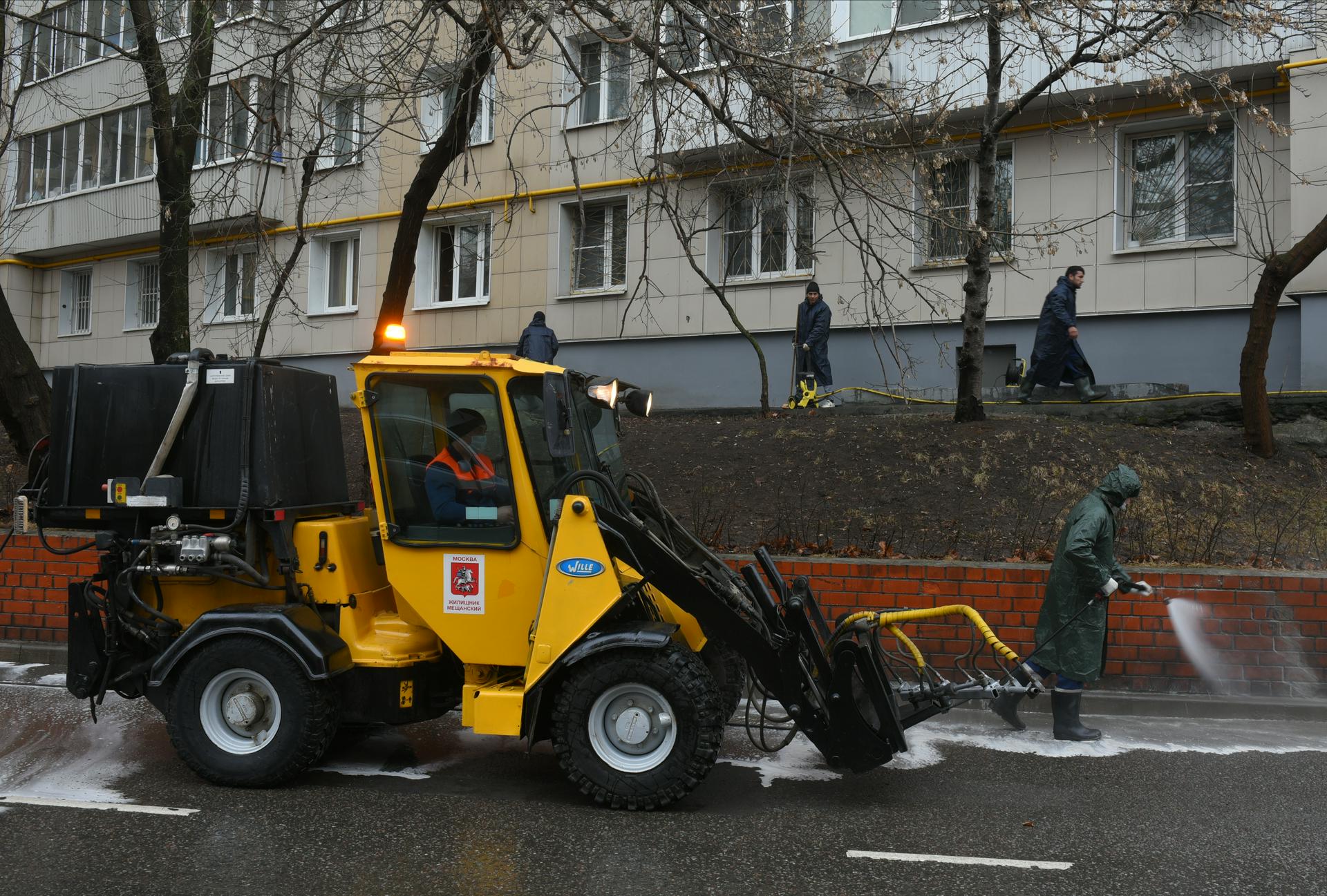 Коммунальную технику в Москве перевели на зимний режим работы