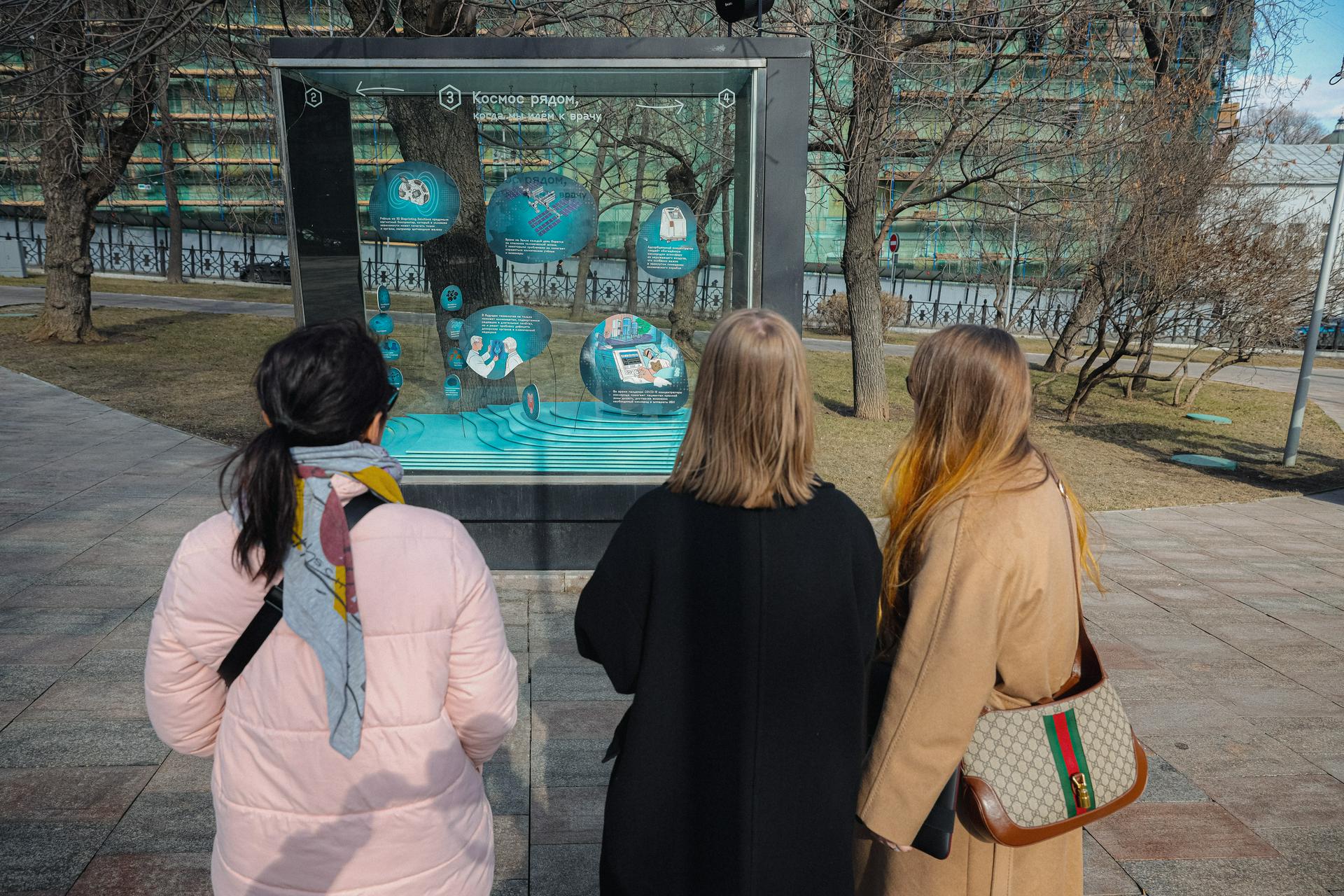 Уличная экспозиция «Космос рядом» открылась в Москве