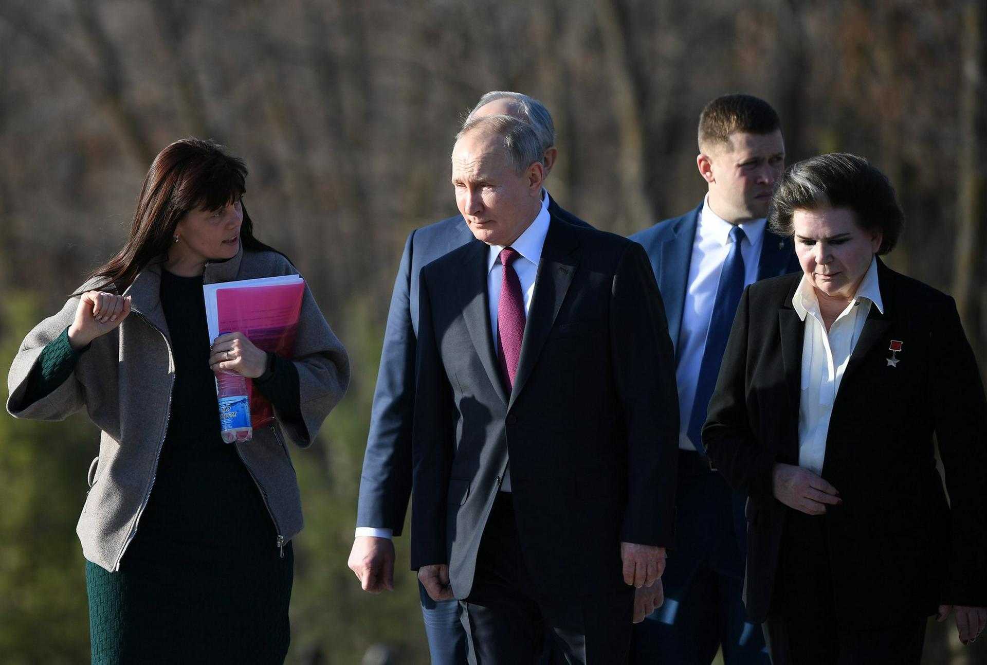 Владимир Путин возложил цветы к памятнику Юрия Гагарина в Энгельсе