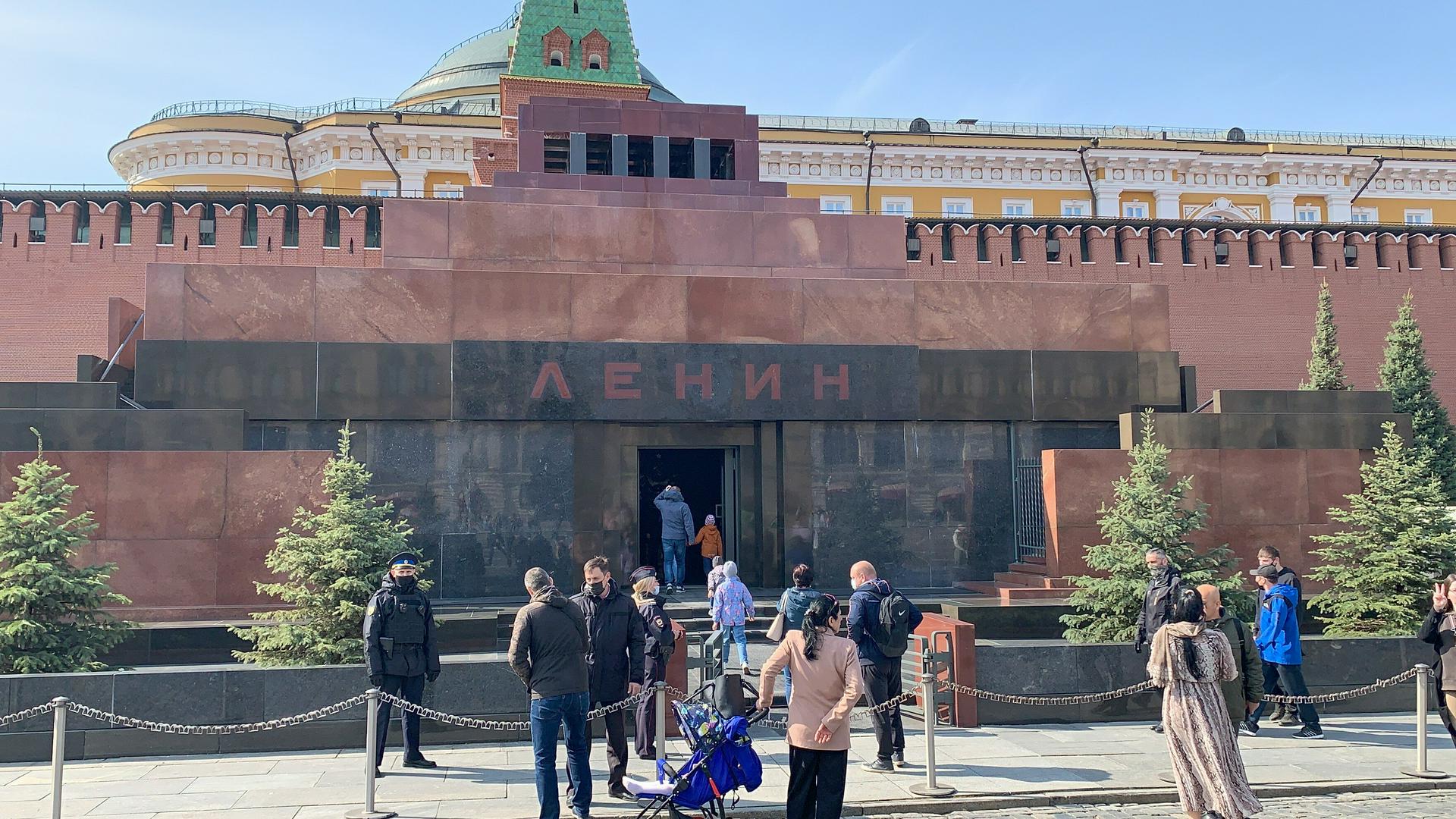 Мавзолей Ленина начал принимать посетителей