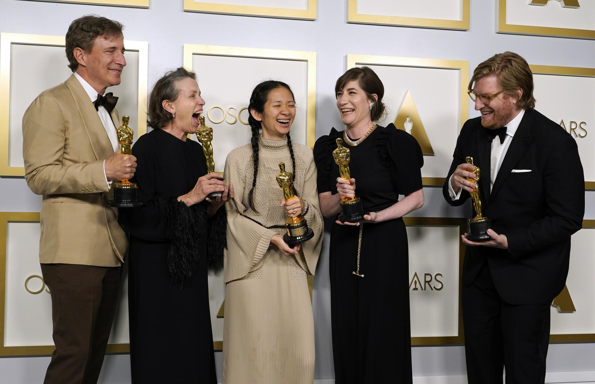 Вечеринка в стиле Оскар для взрослых: сценарий, конкурсы, образы для корпоратива в стиле кинопремии