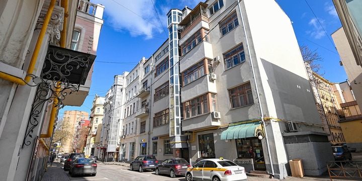 Фасад исторического дома реконструируют в центре Москвы