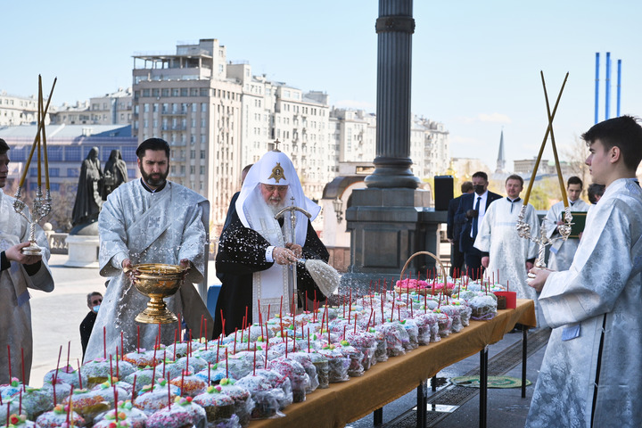 Патриарх Кирилл освятил пасхальные куличи