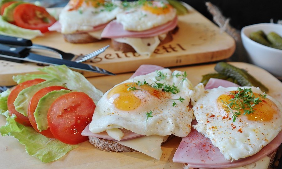 Диетологи рассказали, что лучше есть на завтрак для укрепления здоровья