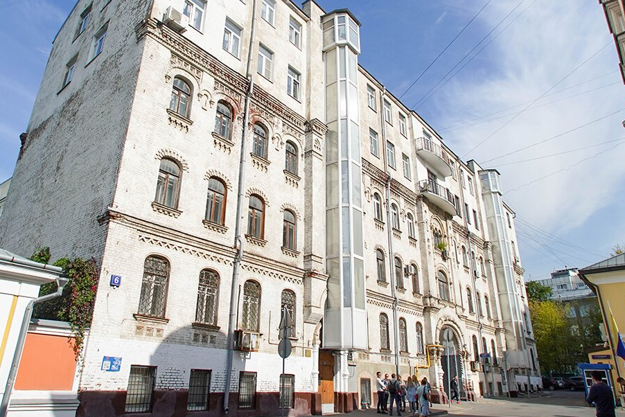 Фасад доходного дома в Троицком переулке отреставрируют