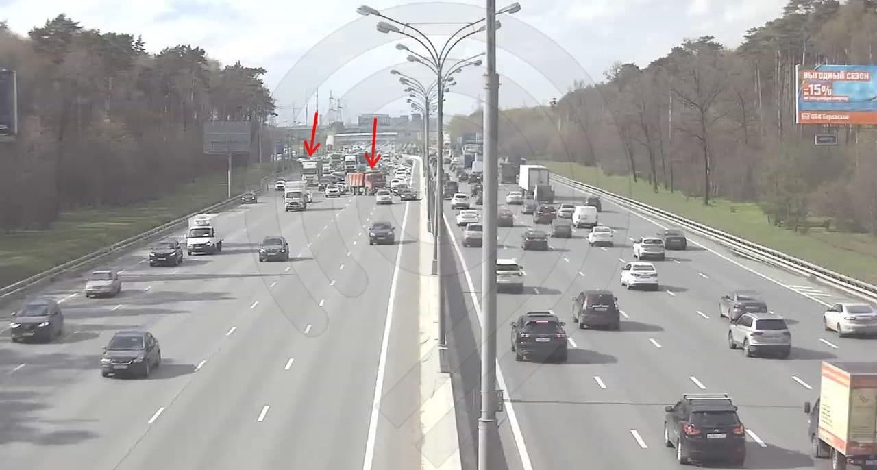 Два грузовика столкнулись на МКАД