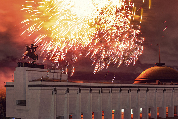 Праздничный салют из 12 тысяч фейерверков завершился в Москве