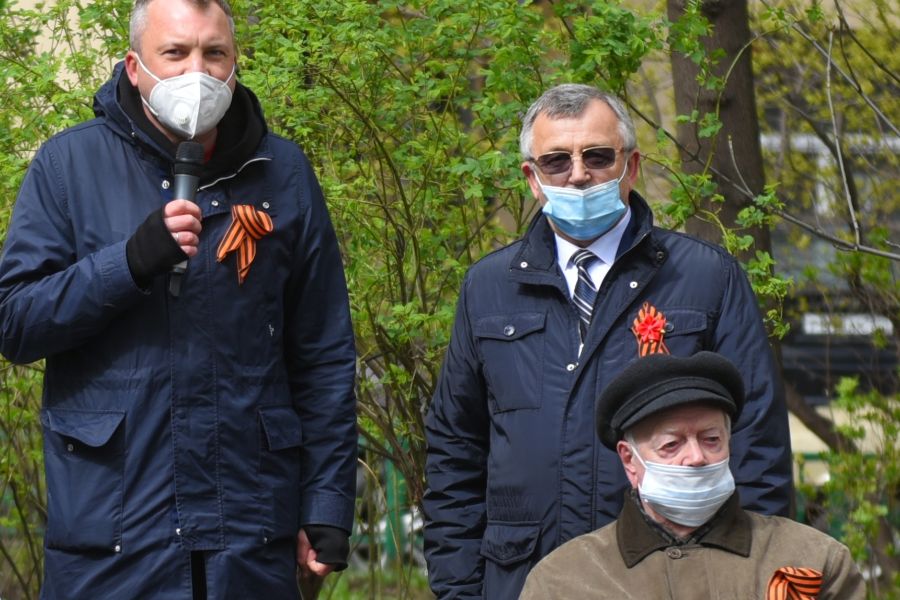 Телеведущий Евгений Попов (слева), председатель районного Совета ветеранов Станислав Ковалеров (справа на втором плане) и ветеран Федор Исаев