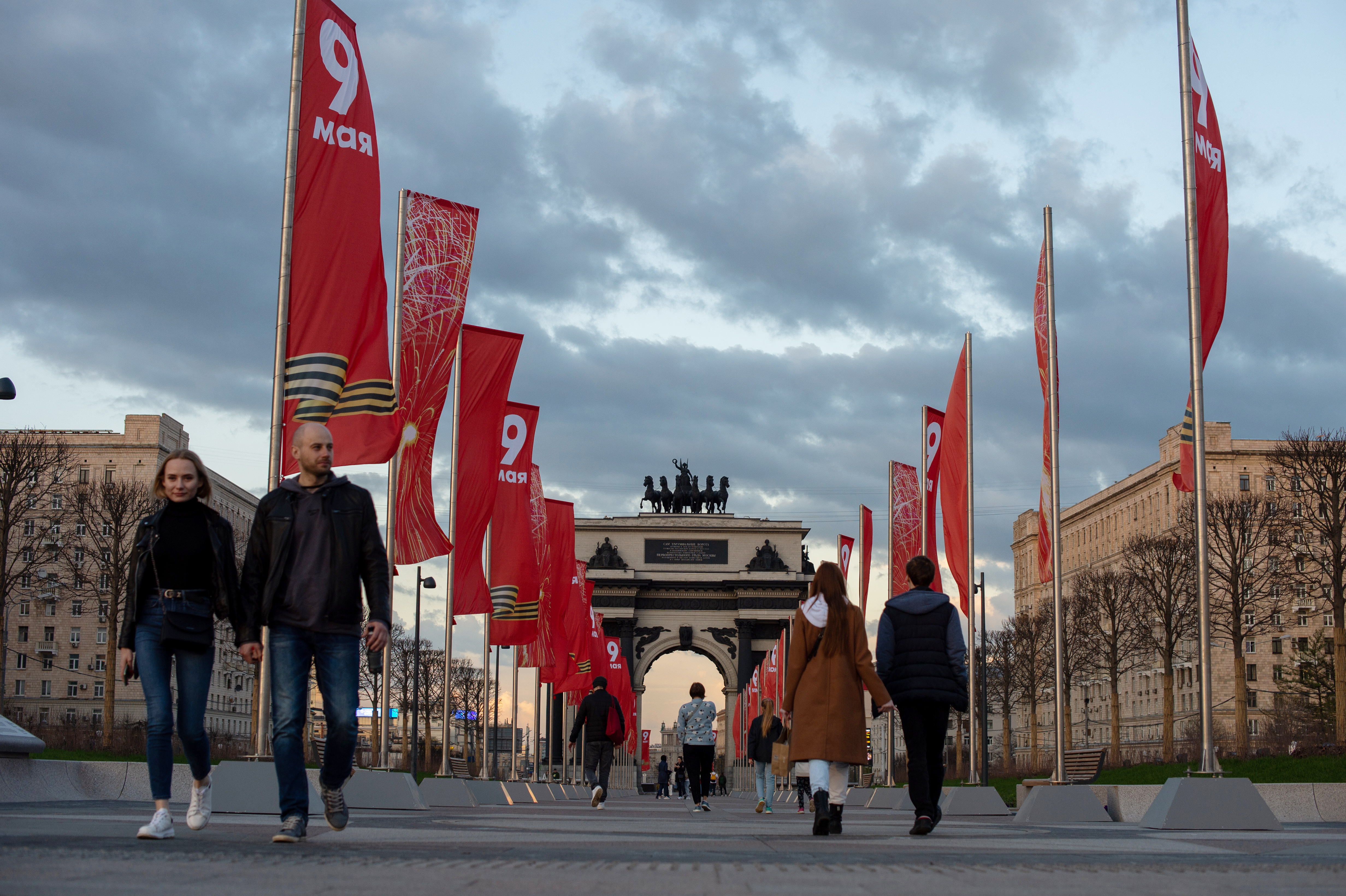 Более 1,3 тысячи праздничных плакатов украсили столицу в честь Дня Победы