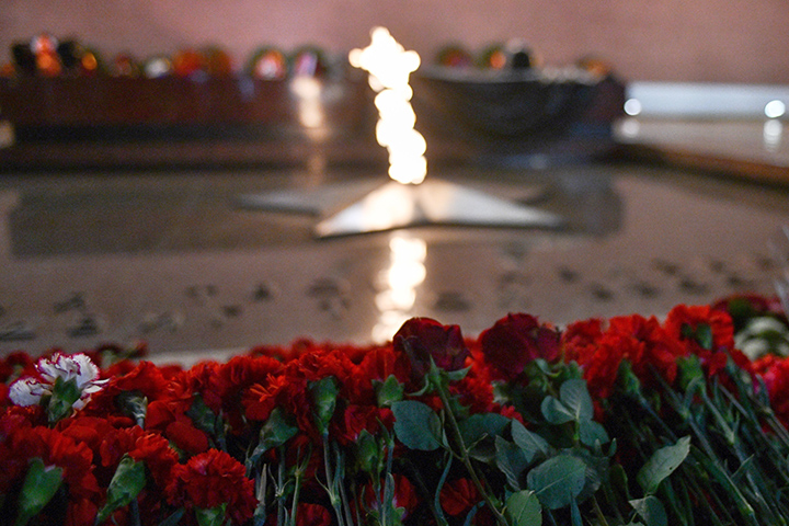 Неизвестный бросил в Вечный огонь венок, поставленный у мемориала павшим воинам в Подмосковье