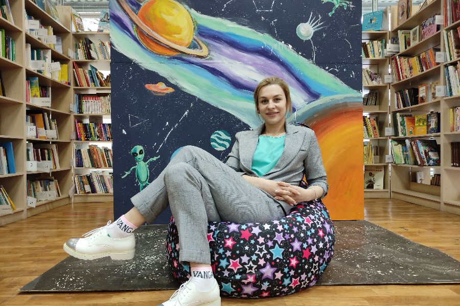 Заведующая библиотекой № 111 Елена Семенко в одной из фотозон читальни