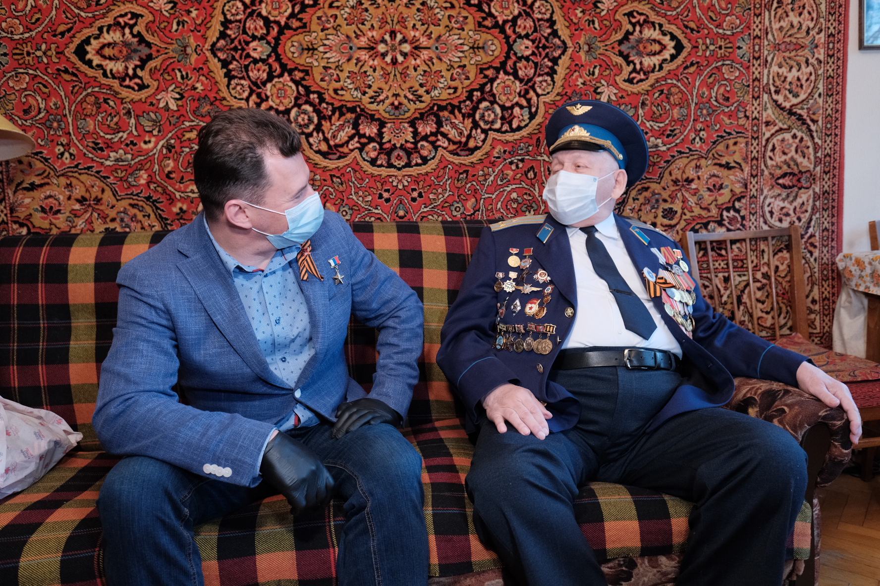 Летчик-космонавт Романенко поздравил ветерана, ставшего «талисманом» Победы для однополчан