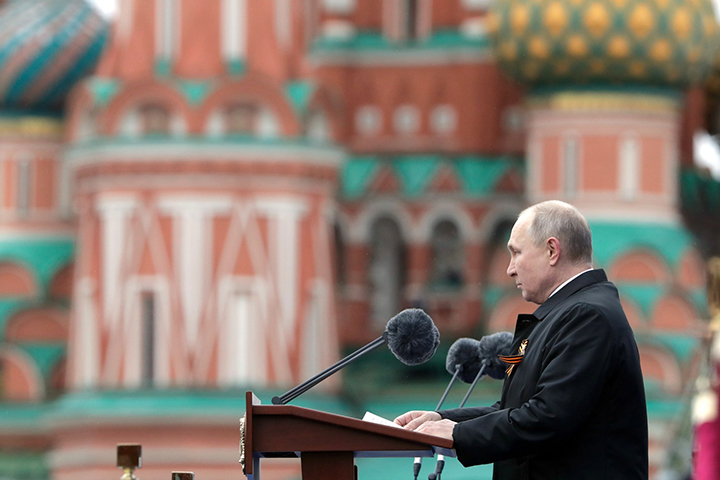 Владимир Путин поздравил ветеранов, военных и всех россиян с Днем Победы