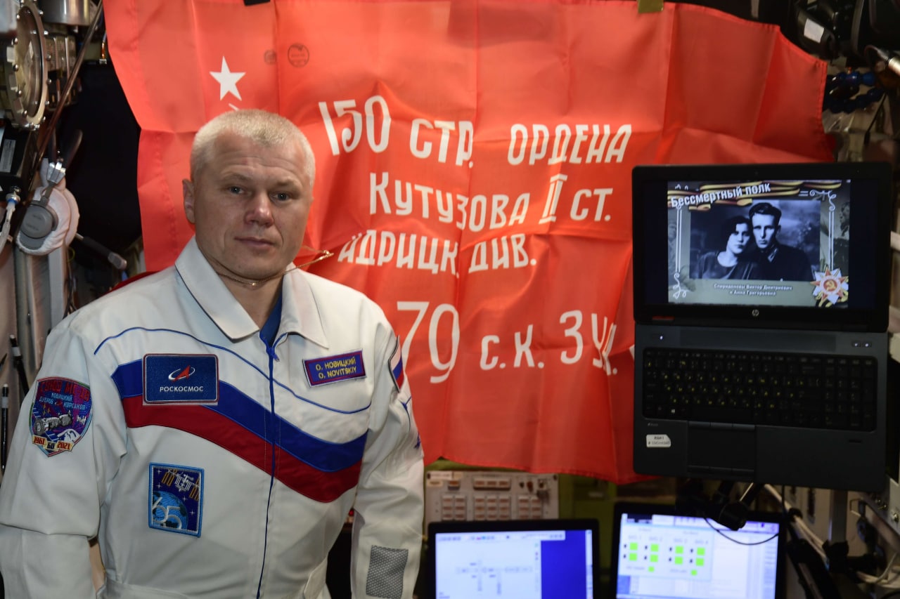 Копию Знамени Победы развернули на МКС в честь 9 Мая