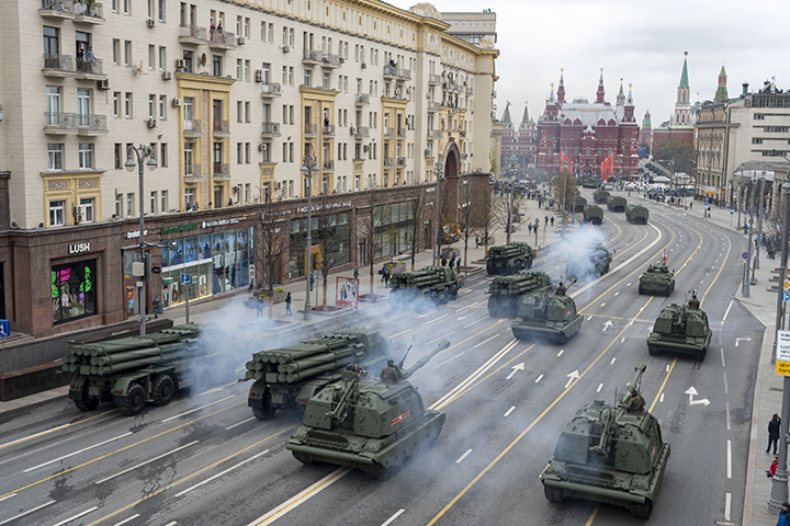 Появилось видео проезда военной техники по Москве перед репетицией парада Победы