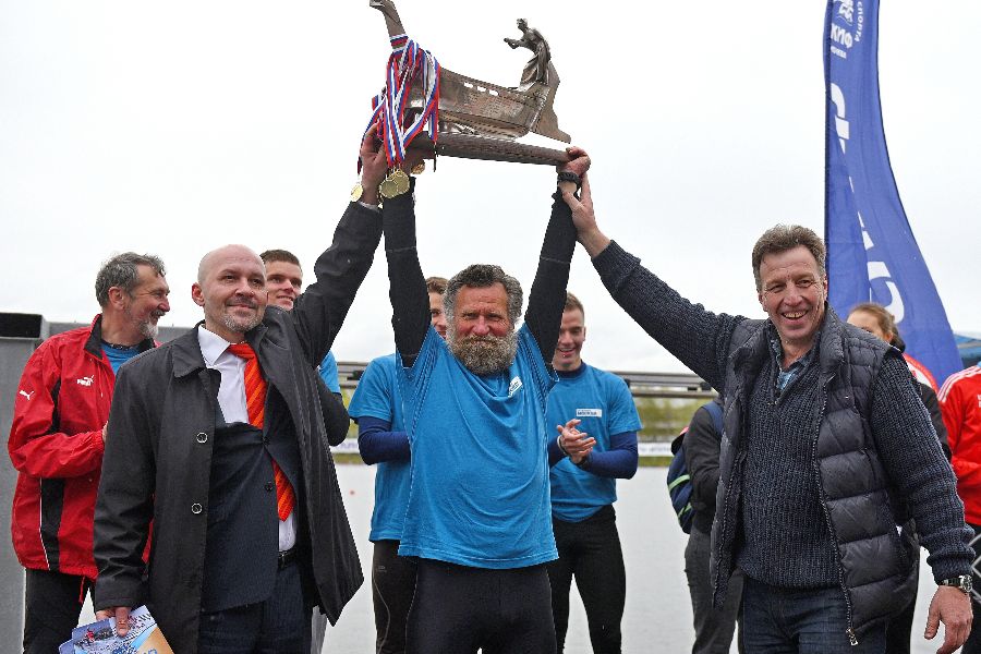 На фото (слева направо в первом ряду) заместитель редактора отдела «Вечерней Москвы» Августин Северин, капитан победившей команды «Солдаты» Андрей Климовских и президент Федерации гребного спорта «Скиф» в Москве Юрий Зеликович