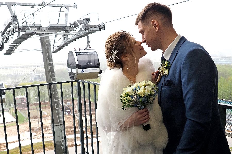 Анна Ершова и Николай Капля считают подарком судьбы возможность зарегистрировать брак на Московской канатной дороге. Через несколько минут их мечта исполнится