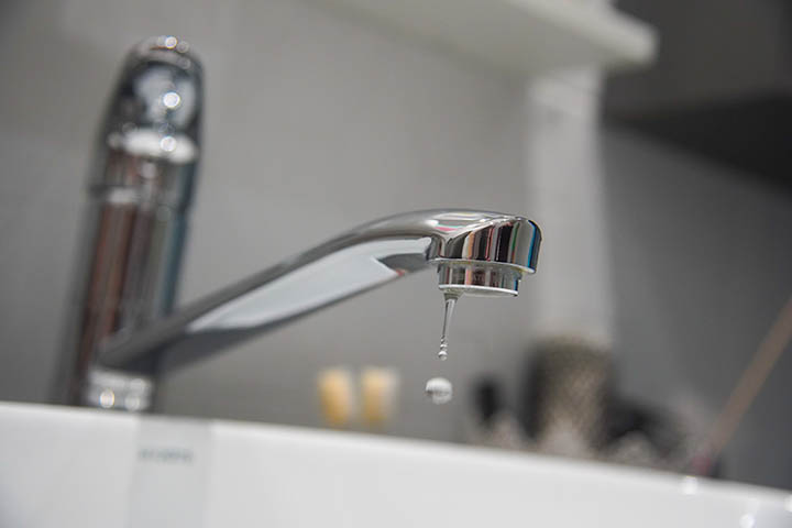 Мосжилинспекция помогла жителям двух домов нормализовать температуру воды в квартирах