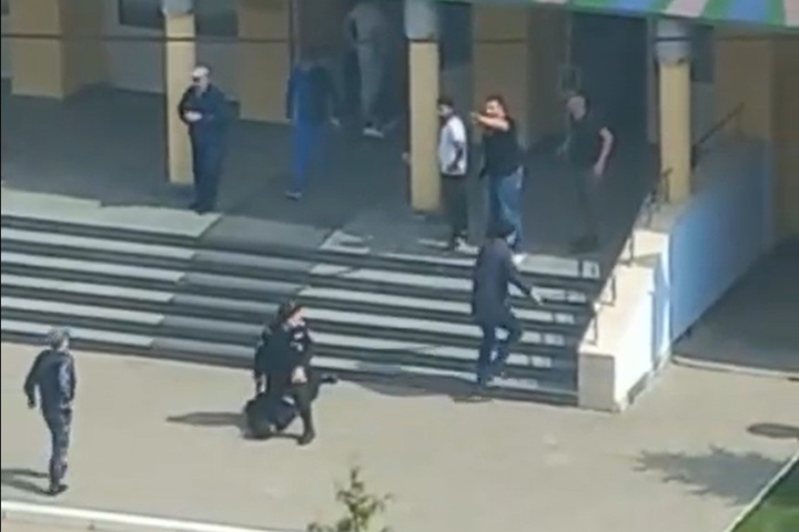 Силовики начали штурм школы в Казани, где находится один из стрелявших подростков