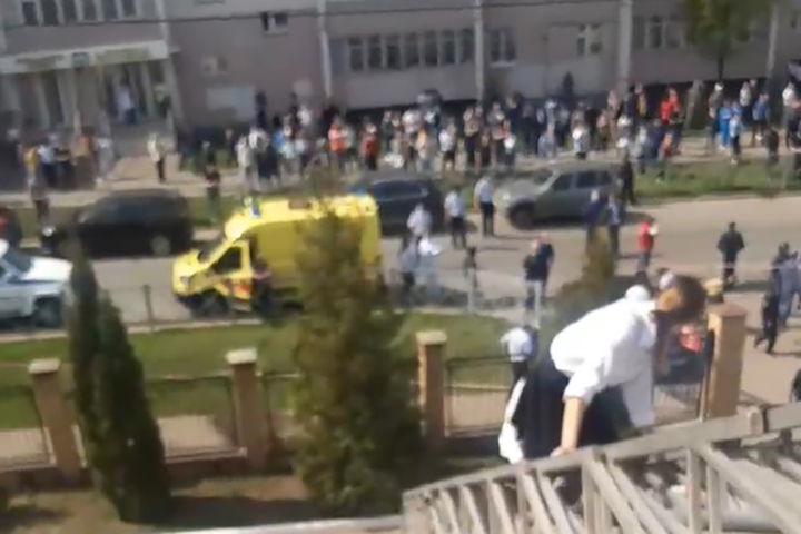 «Они не успели закрыться»: ученица гимназии в Казани рассказала подробности о стрельбе