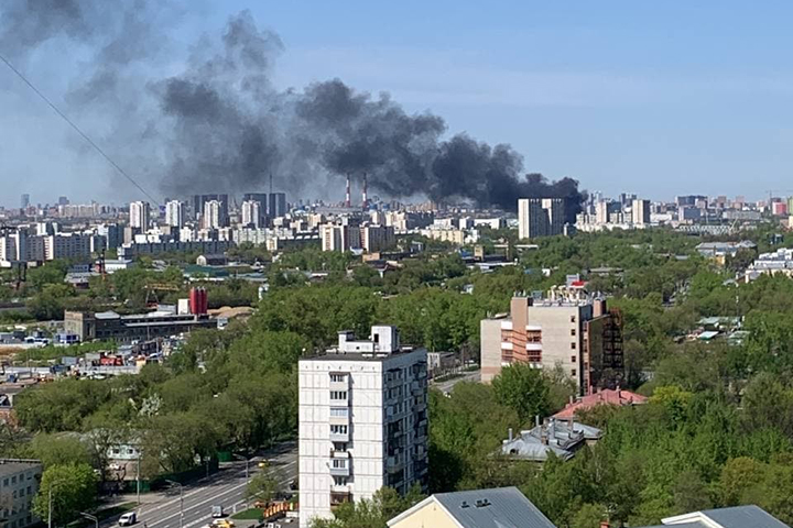 Гаражи на площади 150 квадратных метров горят на юго-востоке Москвы